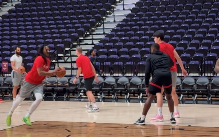 即时比分直播-队记：混音队训练中为杨瀚森设计低位传切配合的战术