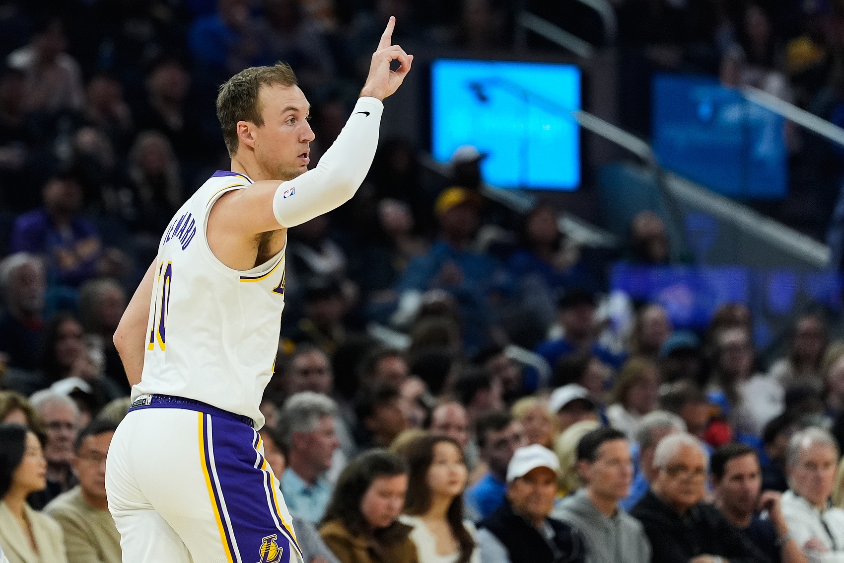 雷迪克：今晚我们努力让肯纳德更多的从无球去接球 蒂米打得很棒